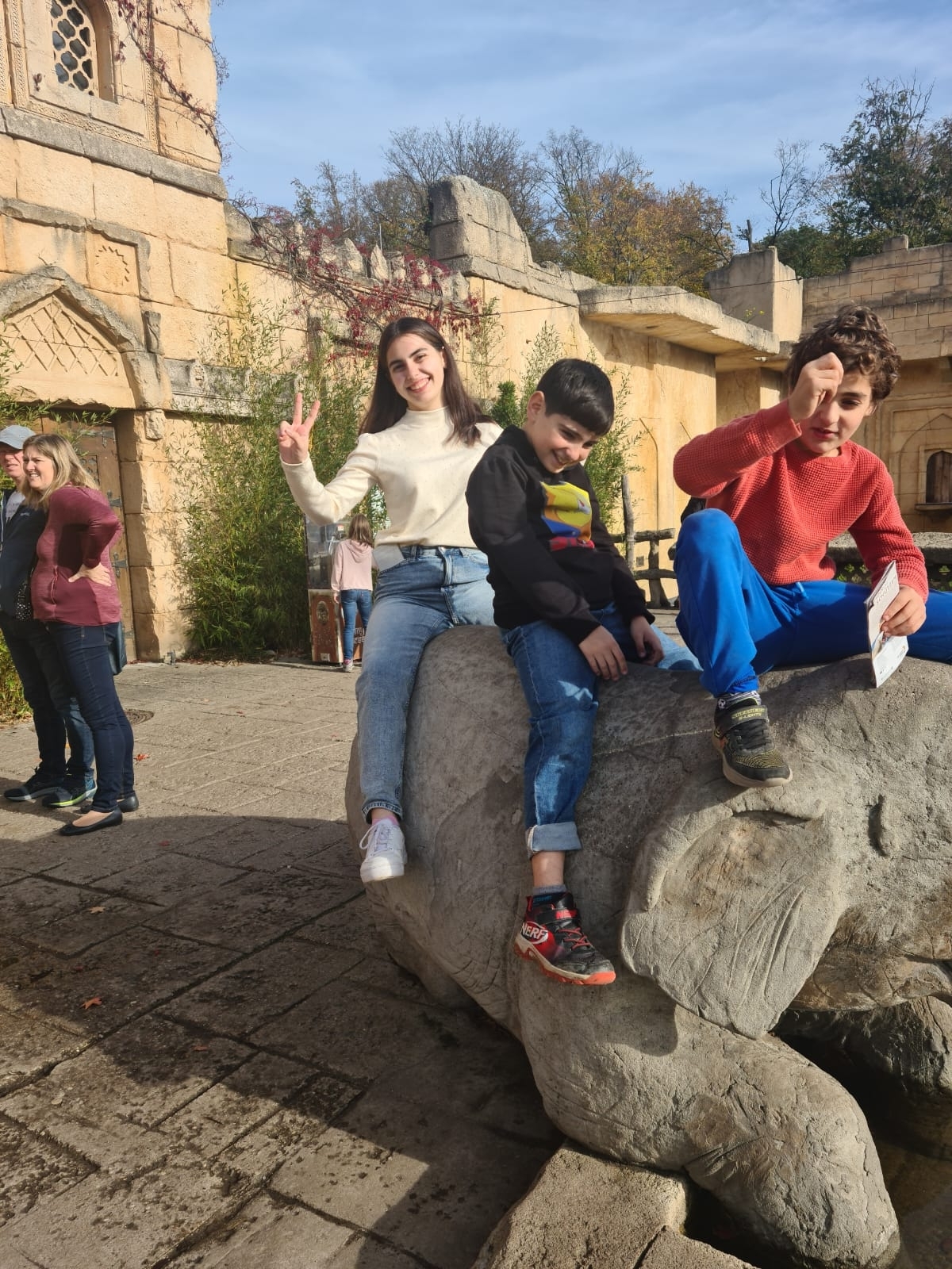 Ausflug ukrainischer Kinder und Jugendlicher in den Erlebnis-Zoo Hannover