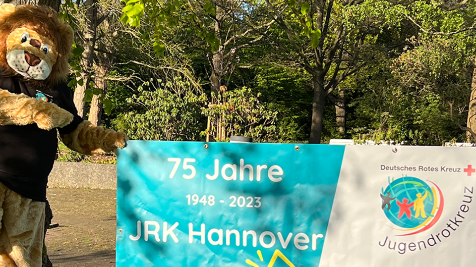 Ein Banner vom Jugendrotkreuz