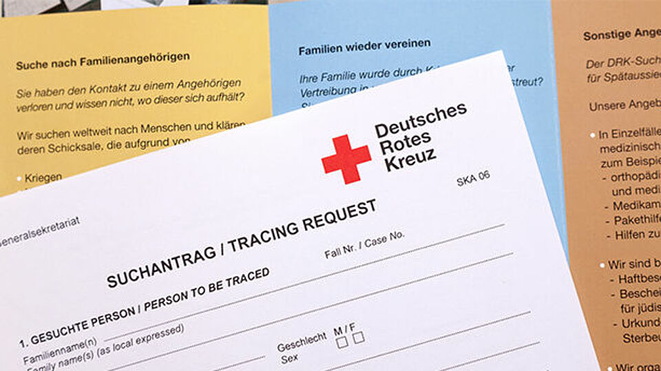 Blätter zum Ausfüllen vom DRK sind auf dem Foto zu sehen